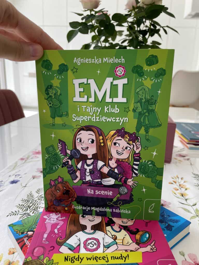 emi-i-tajny-klub-superdziewczyn-cala-seria-w-nowej-odslonie-i-rozmowa-z-autorka-recenzja-ksiazki-dla-dzieci aktywne czytanie