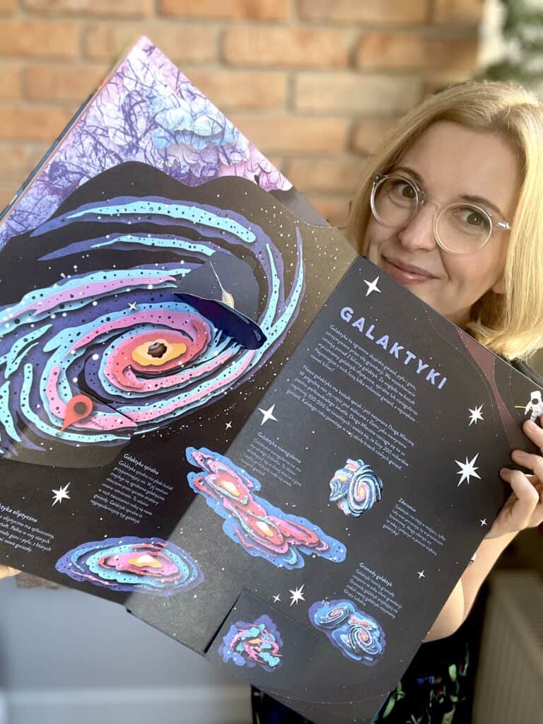 Ilustracja przedstawia edukacyjne plansze o galaktykach i kosmosie dla dzieci.