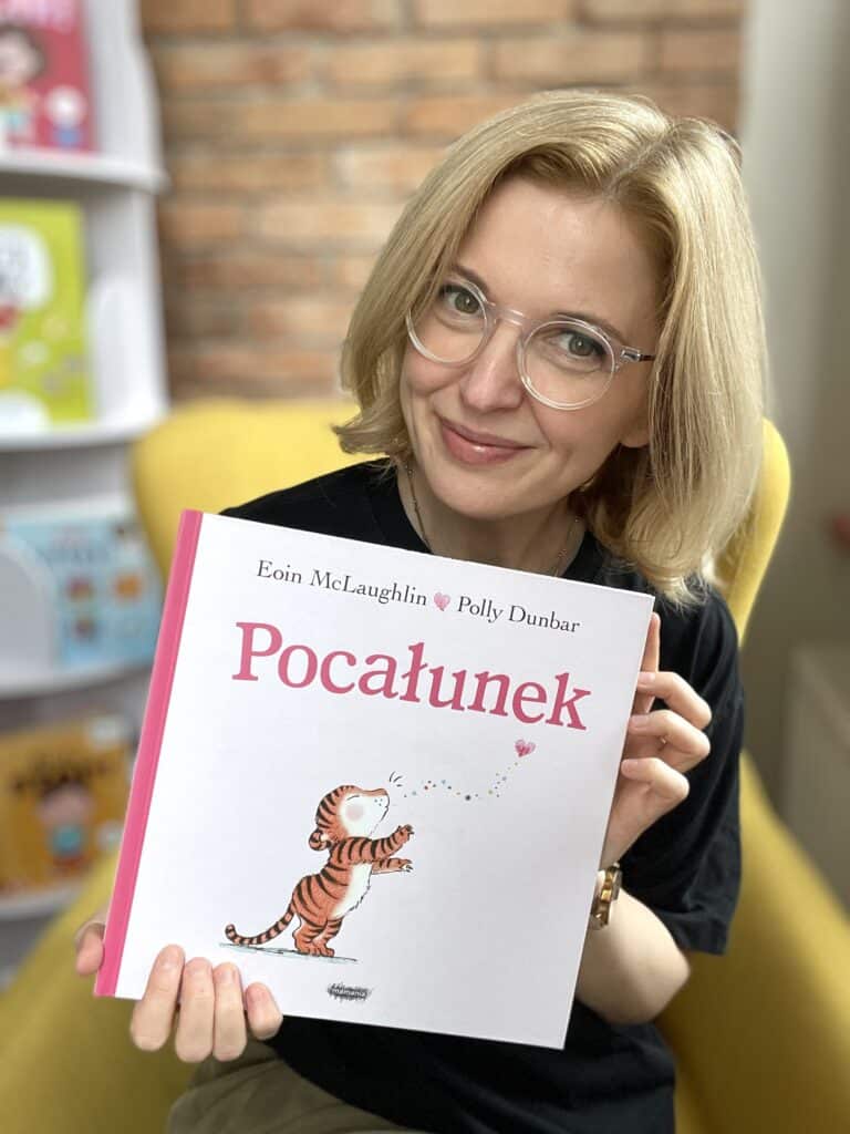 pocalunek dwustronna ksiazka dla dzieci recenzja aktywne czytanie ksiazki dla dzieci1