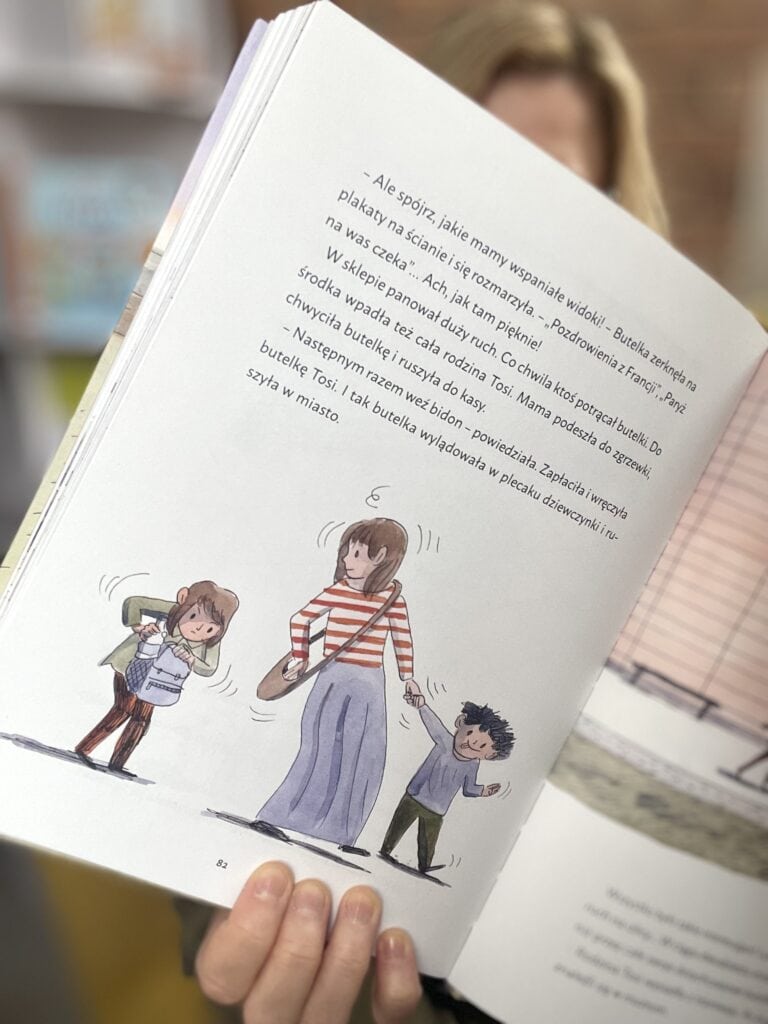 Alternatywny tekst: Ilustracja dzieci i dorosłej kobiety podczas czytania książki z tekstem i rysunkami.