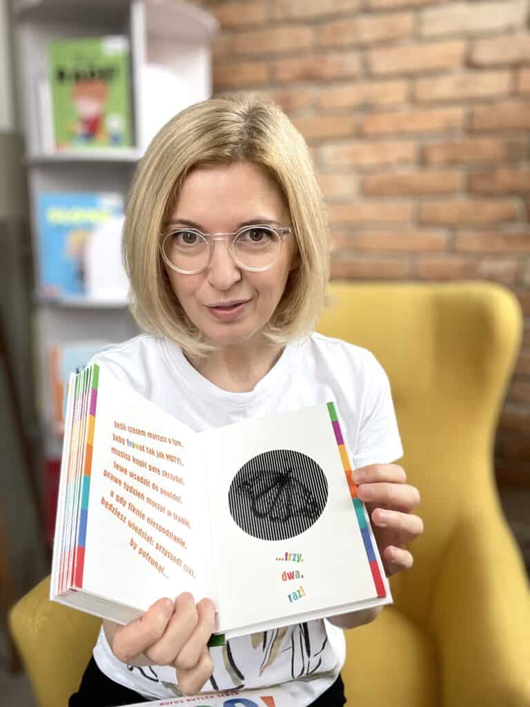 galopem-i-zoo-recenzja-ksiazek-wydawnictwa-awm-z-ozywajacymi-ilustracjami aktywne czytanie9