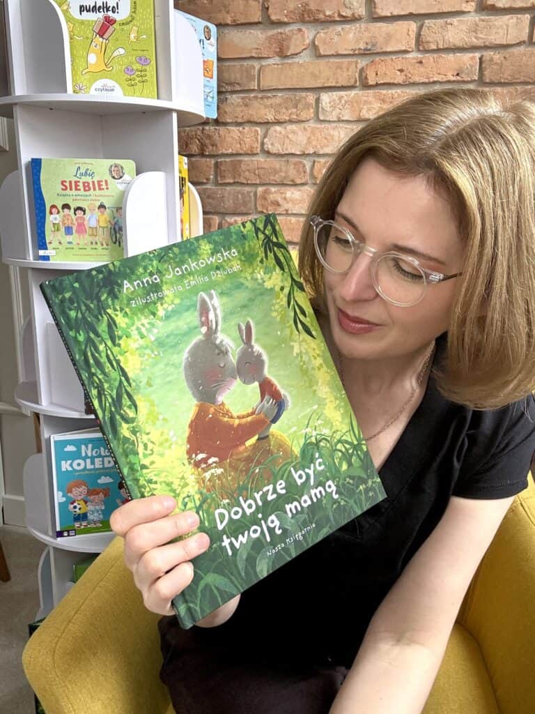 dobrze-byc-twoja-mama-najpiekniejsza-ksiazka-o-milosci-z-ilustracjami-emili-dziubak-recenzja aktywne czytanie anna jankowska1