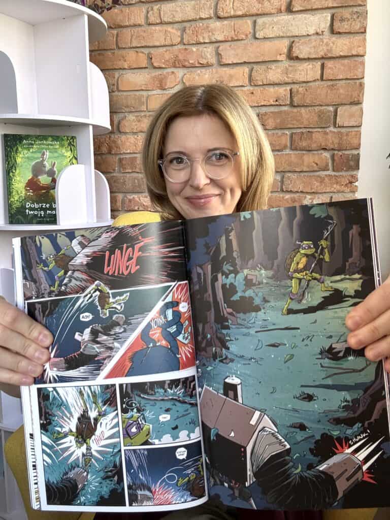 Kobieta czyta komiks z bohaterami ninja wojowniczymi.