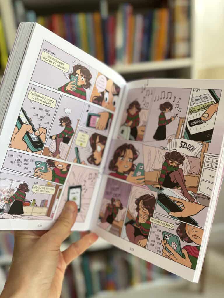 Dziecko czyta komiks na tle biblioteki, promując aktywne czytanie.
