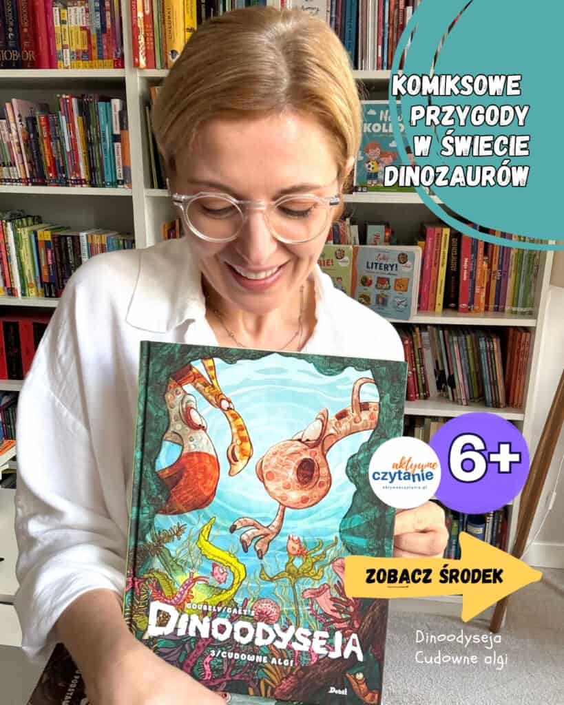 Uśmiechnięta kobieta w okularach i białej koszuli trzyma komiks „Dinoodyseja. Cudowne algi” na tle regałów z książkami dla dzieci Uwaga: tekst mieści się w limicie około 120 znaków, ale bez kropki na końcu i bez cudzysłowów zachowałem zasady