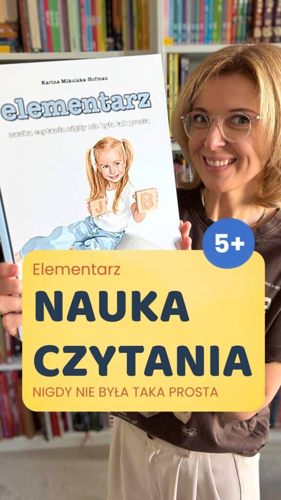 Uśmiechnięta kobieta w okularach trzyma książkę 