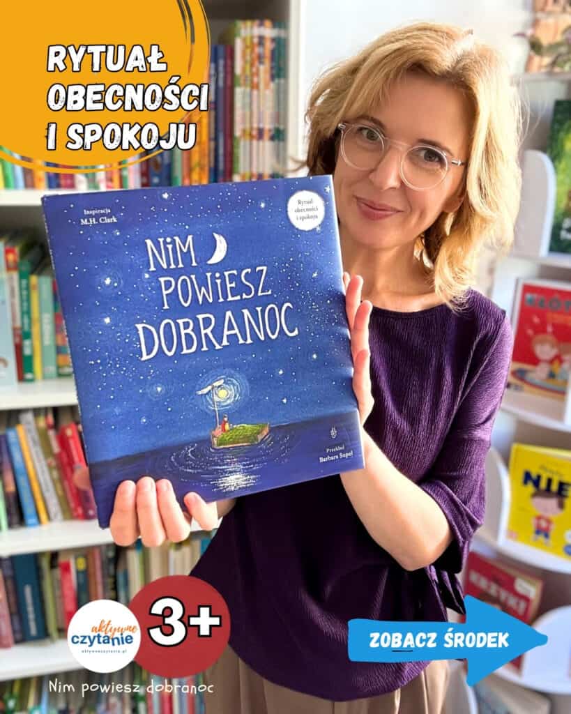 Kobieta w fioletowej bluzce i okularach trzyma książkę „Nim powiesz dobranoc” z granatową okładką, gwiazdami i księżycem