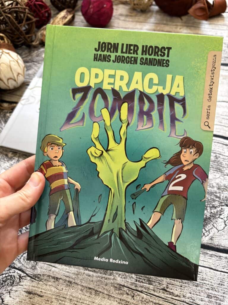 Książka 'Operacja zombie' z ilustracją z zombie i dwójką dzieci.