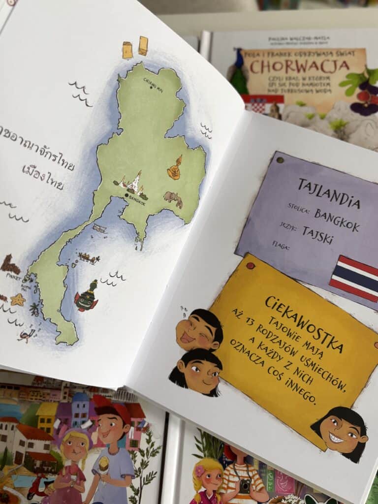 Otwarta książka z mapą Tajlandii z zaznaczonym Bangkokiem i Chiang Mai oraz kartą „Tajlandia, stolica Bangkok, język tajski